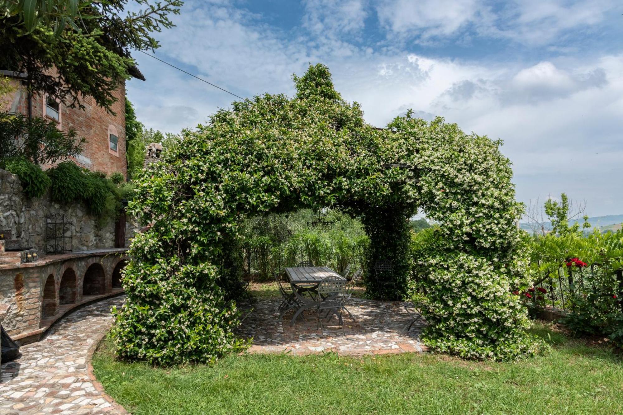 Гостевой дом Cascina La Buca Castello di Serravalle Экстерьер фото