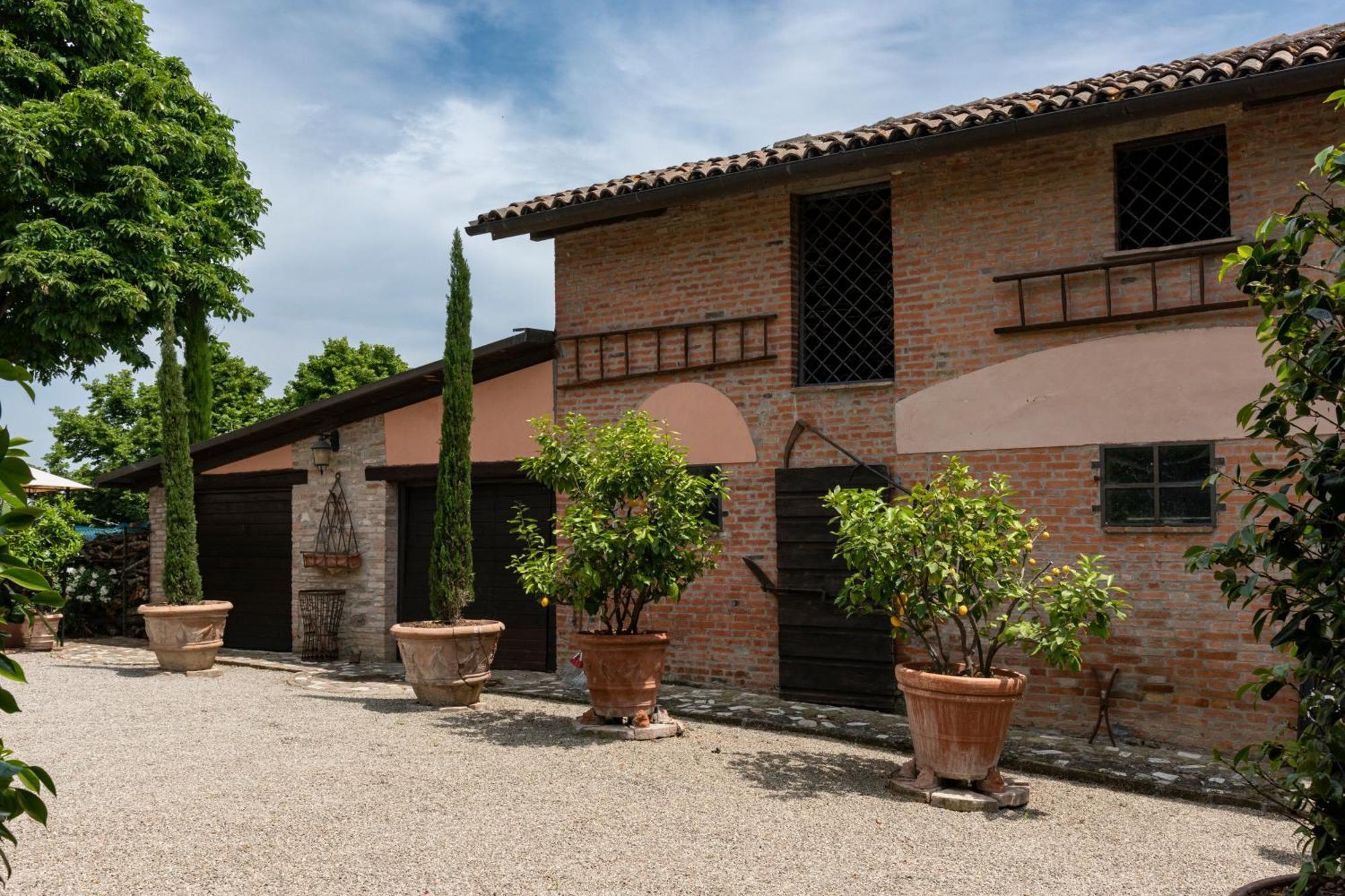 Гостевой дом Cascina La Buca Castello di Serravalle Экстерьер фото